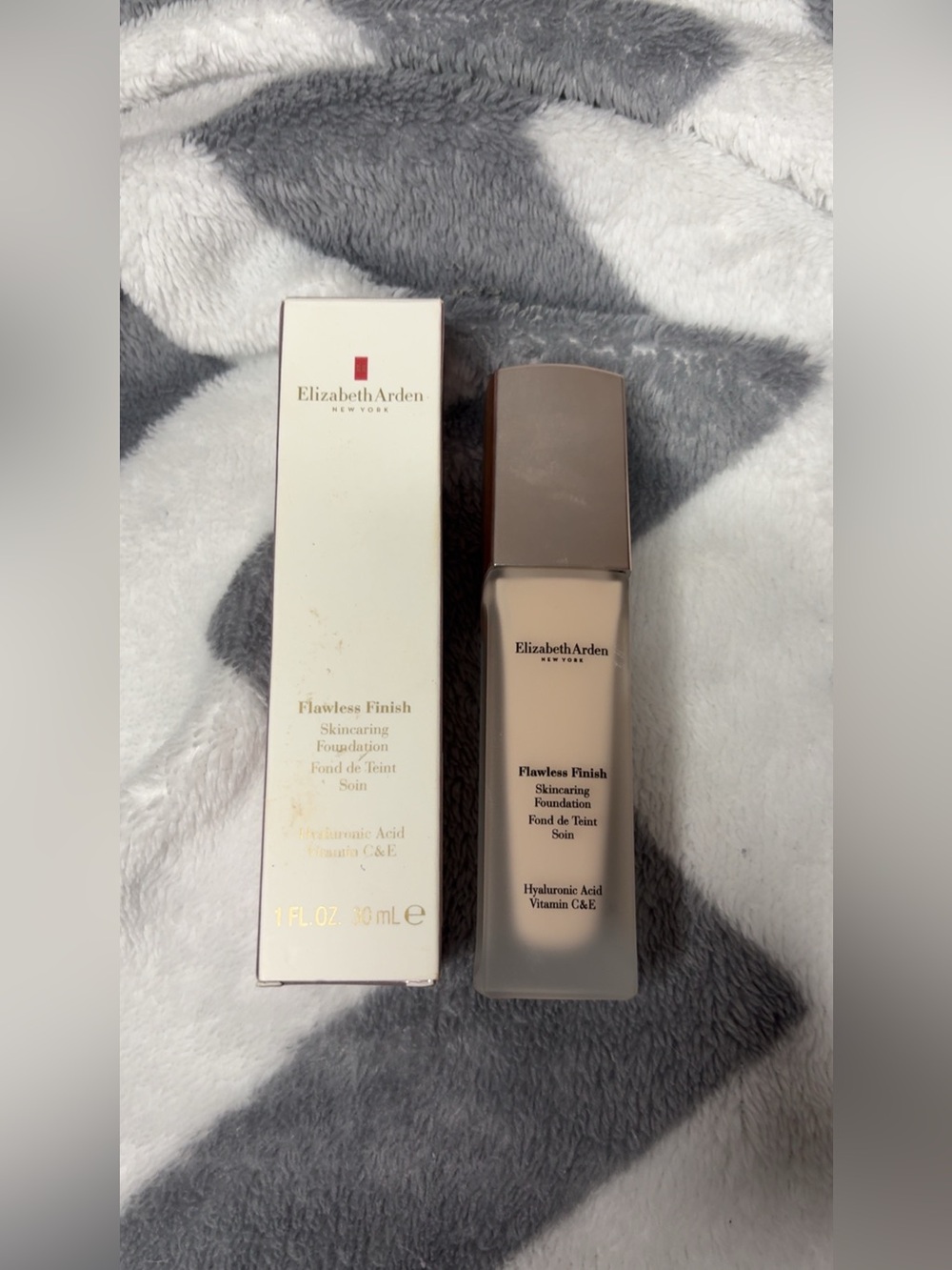 Elizabeth Arden Flawless Finish Foundation - Light Beige Tone